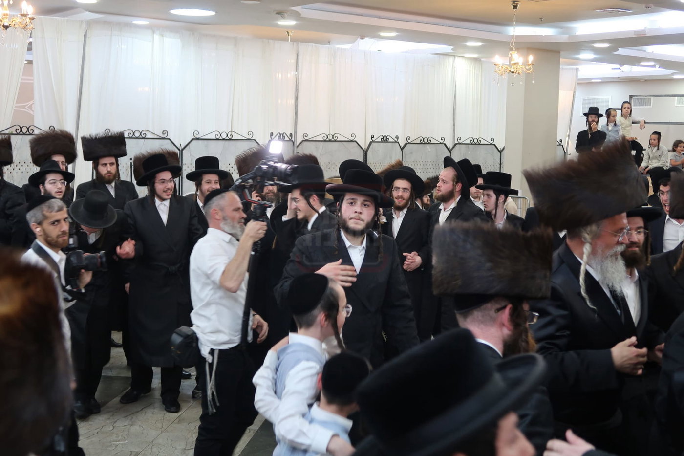 האדמו"ר שפיטר את כל הגבאים | 'זופניק בכיכר' עם כל התמונות, הנייעס והחשיפות של השבוע