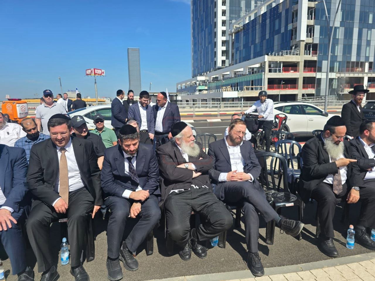 האדמו"ר שפיטר את כל הגבאים | 'זופניק בכיכר' עם כל התמונות, הנייעס והחשיפות של השבוע