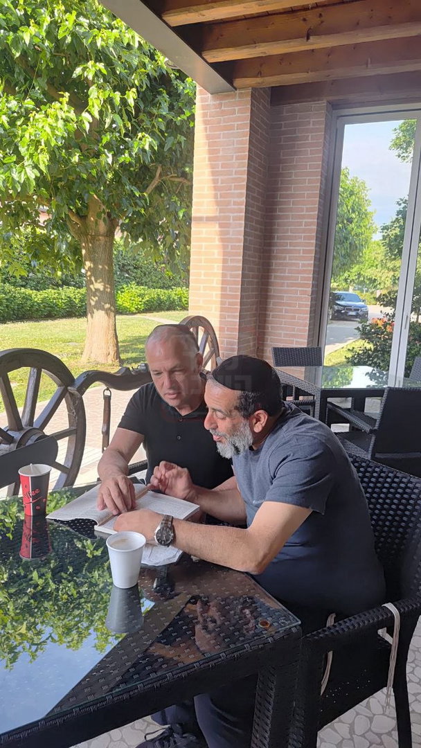האדמו"ר שפיטר את כל הגבאים | 'זופניק בכיכר' עם כל התמונות, הנייעס והחשיפות של השבוע