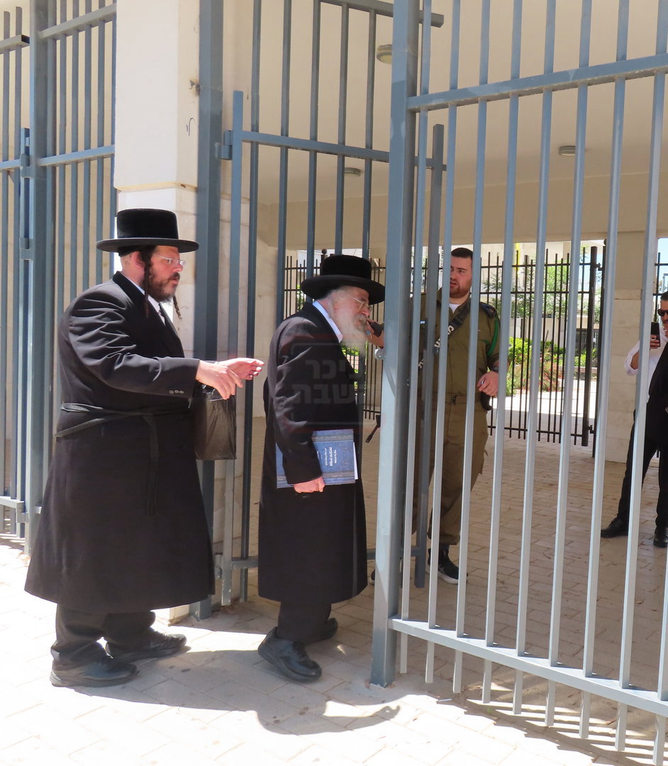 האדמו"ר מחוג חתם סופר בביקור בכלא 10