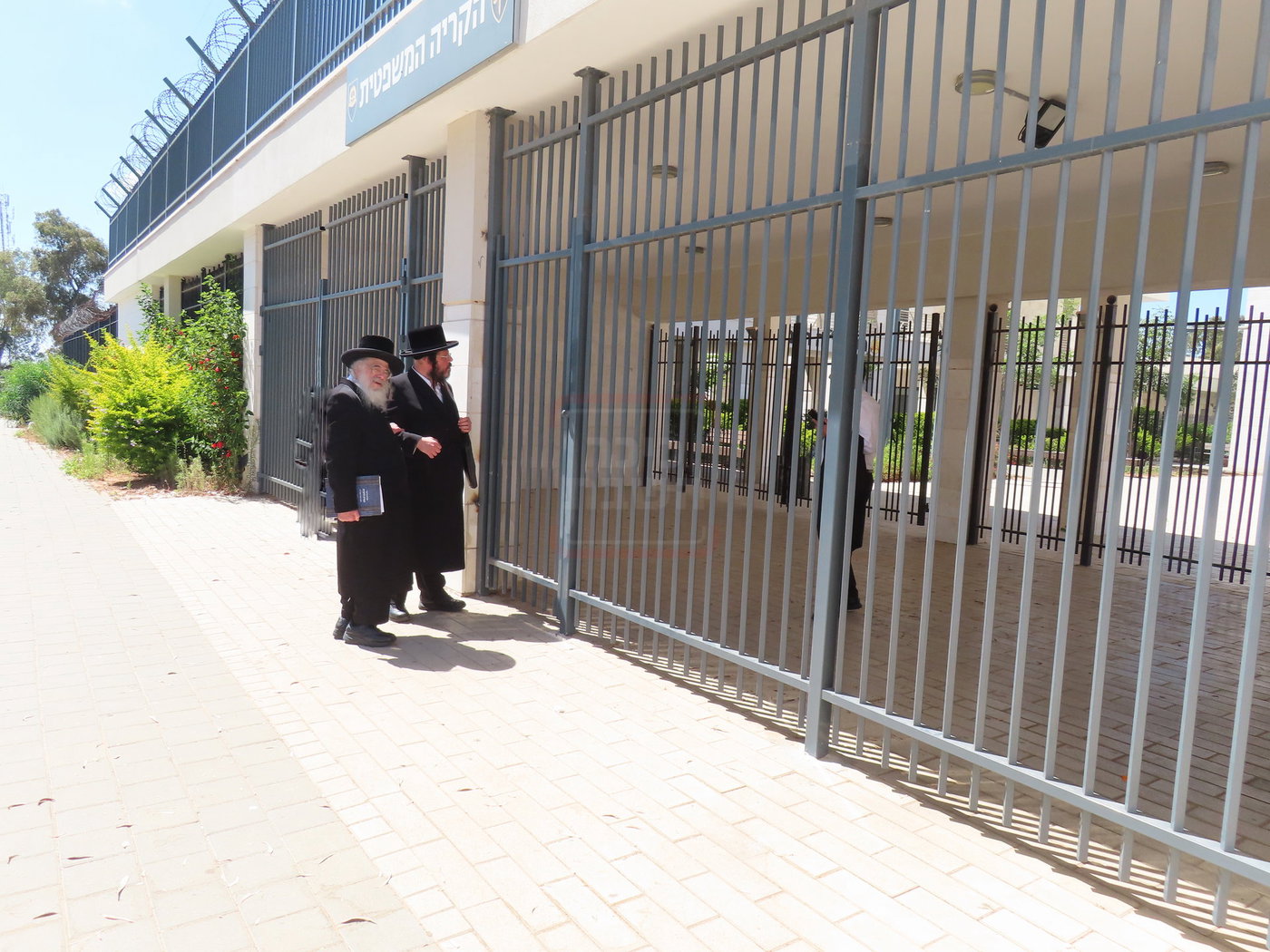 האדמו"ר מחוג חתם סופר בביקור בכלא 10