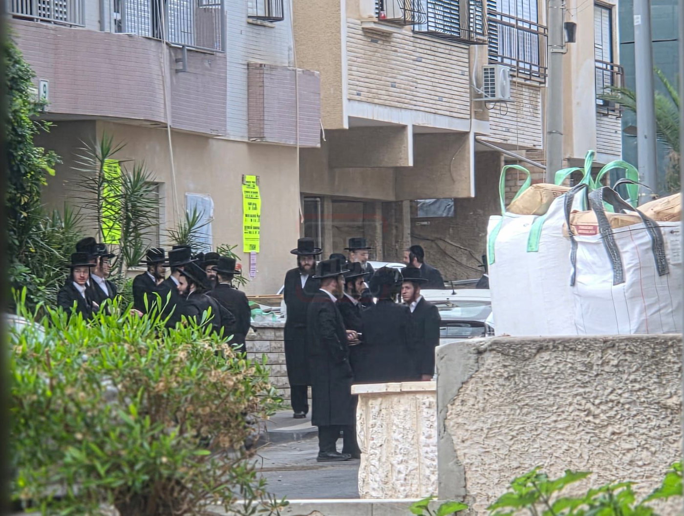 תושבים מתגודדים בשטח ההריסה בבני ברק