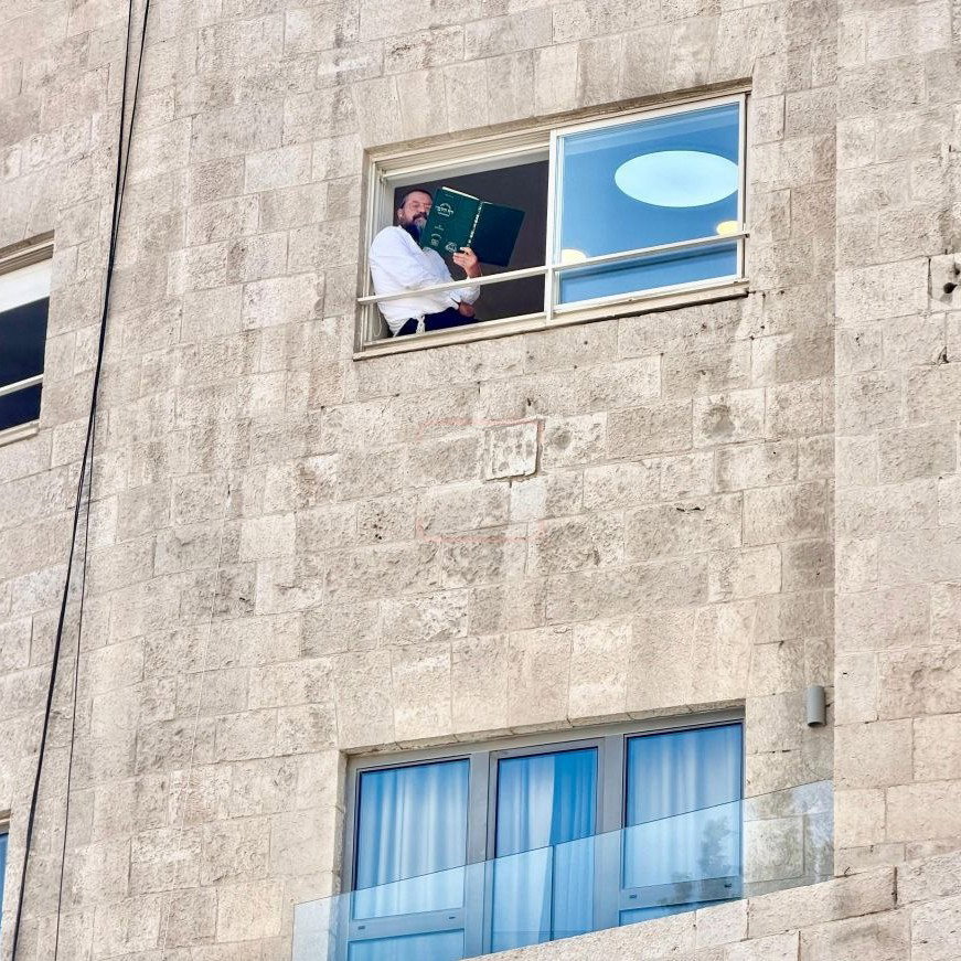 הסוד המסעיר סביב מצבו של האדמו"ר | 'זופניק בכיכר' עם כל התמונות, הנייעס והחשיפות של השבוע