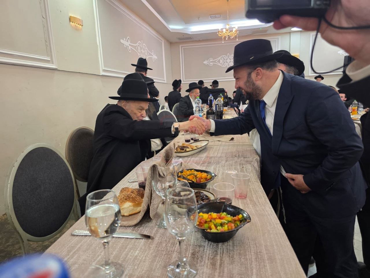 הסוד המסעיר סביב מצבו של האדמו"ר | 'זופניק בכיכר' עם כל התמונות, הנייעס והחשיפות של השבוע