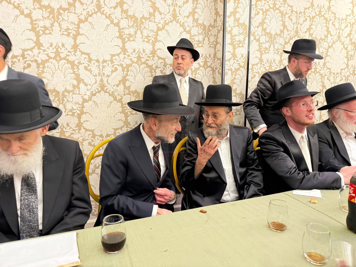 הסוד המסעיר סביב מצבו של האדמו"ר | 'זופניק בכיכר' עם כל התמונות, הנייעס והחשיפות של השבוע