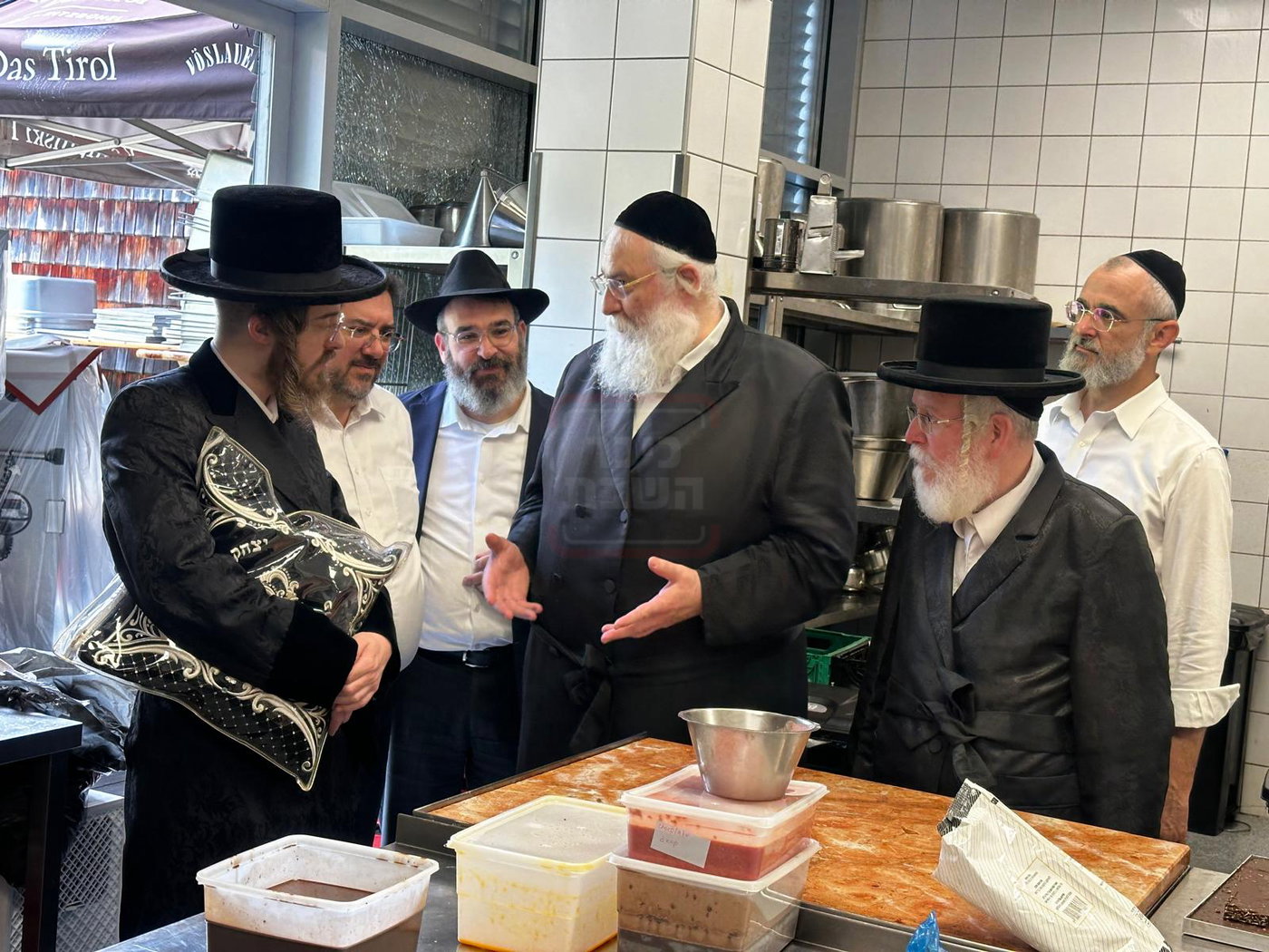 האדמו"ר מסאדיגורה במטבח באוסטריה