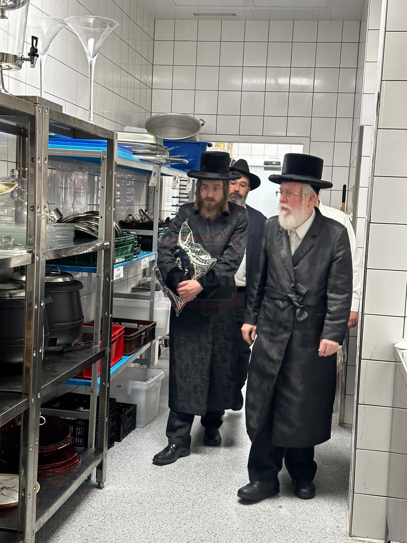 האדמו"ר מסאדיגורה במטבח באוסטריה