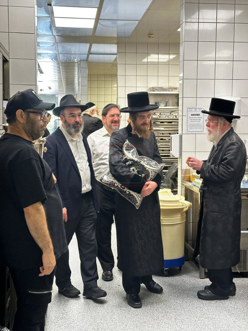 האדמו"ר מסאדיגורה במטבח באוסטריה