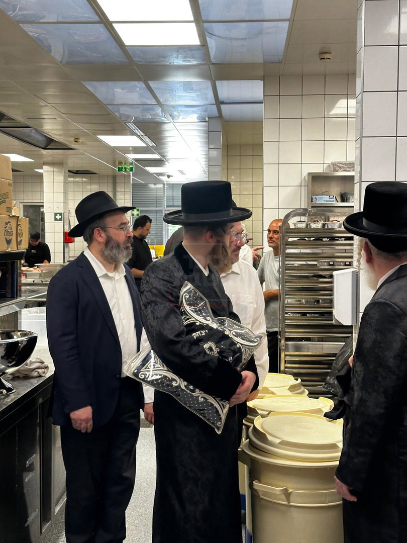 האדמו"ר מסאדיגורה במטבח באוסטריה