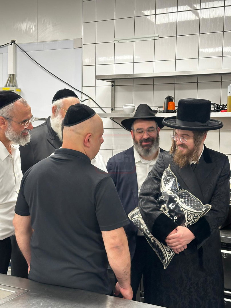 האדמו"ר מסאדיגורה במטבח באוסטריה