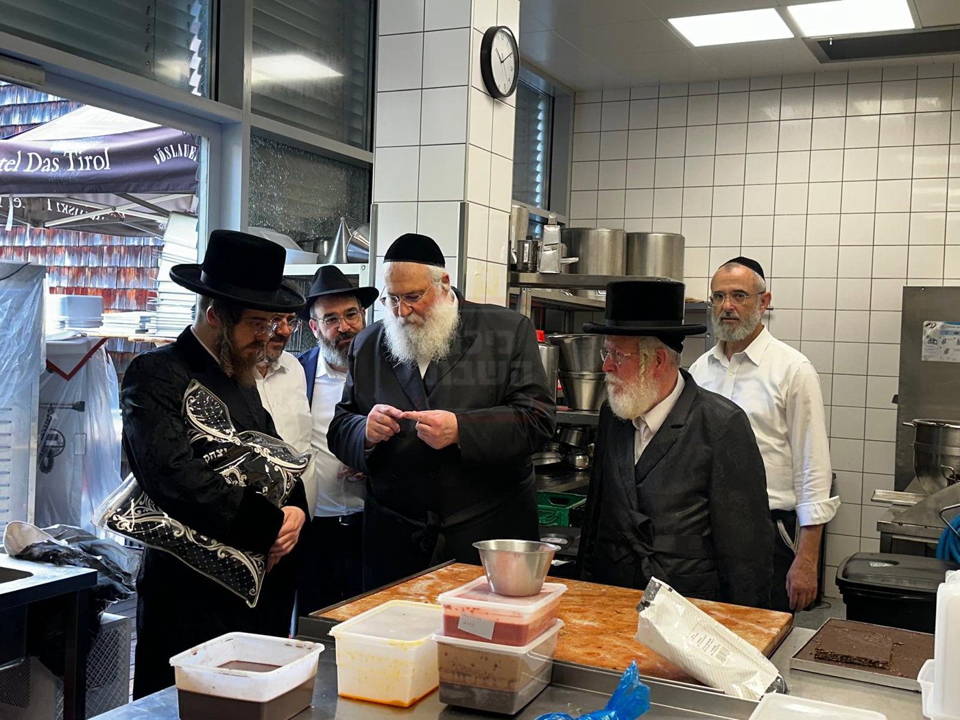 האדמו"ר מסאדיגורה במטבח באוסטריה