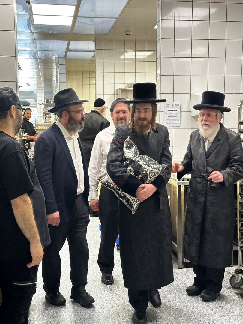 האדמו"ר מסאדיגורה במטבח באוסטריה