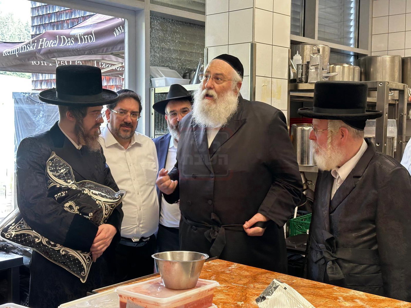 האדמו"ר מסאדיגורה במטבח באוסטריה