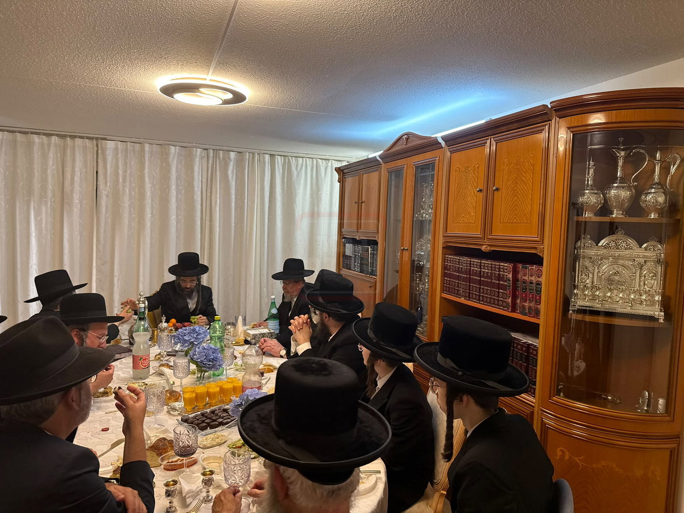 האדמו"ר מזוועהיל בטיש הילולא בציריך