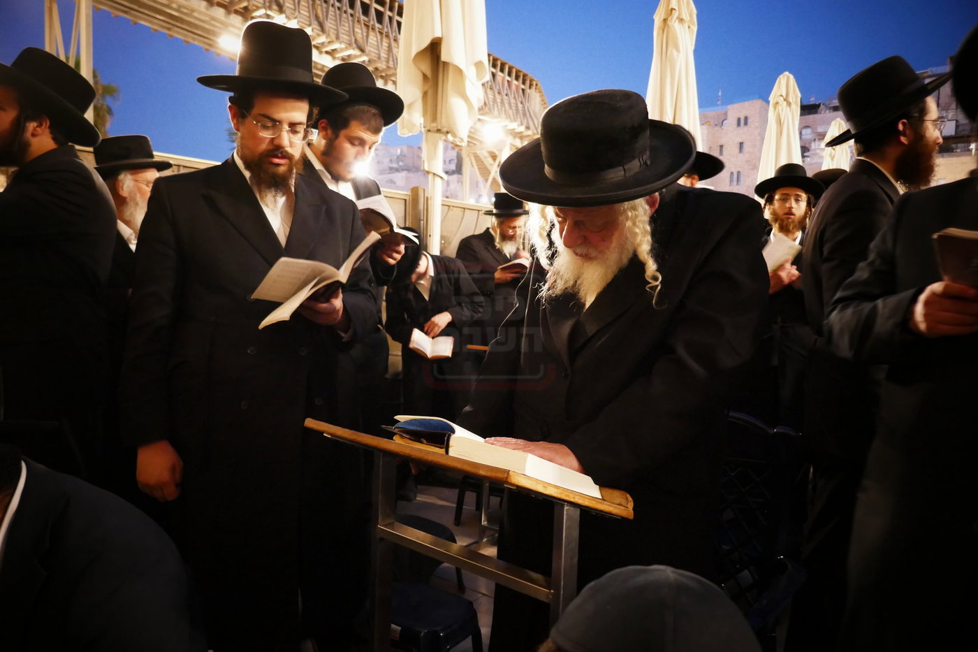 תשעה באב אצל הגה"צ רבי אביש ציינווירט