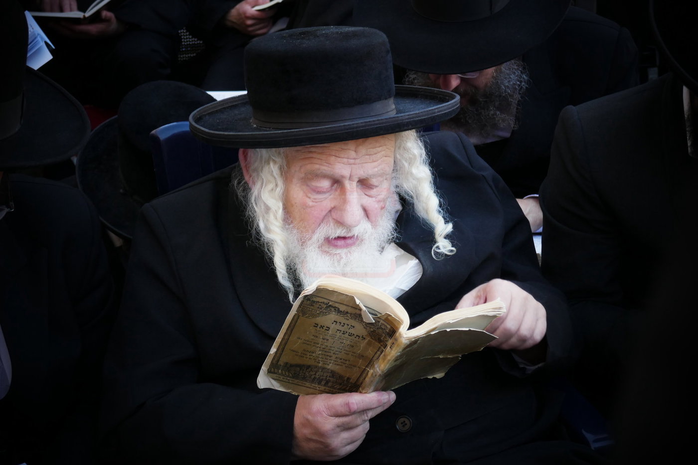 תשעה באב אצל הגה"צ רבי אביש ציינווירט