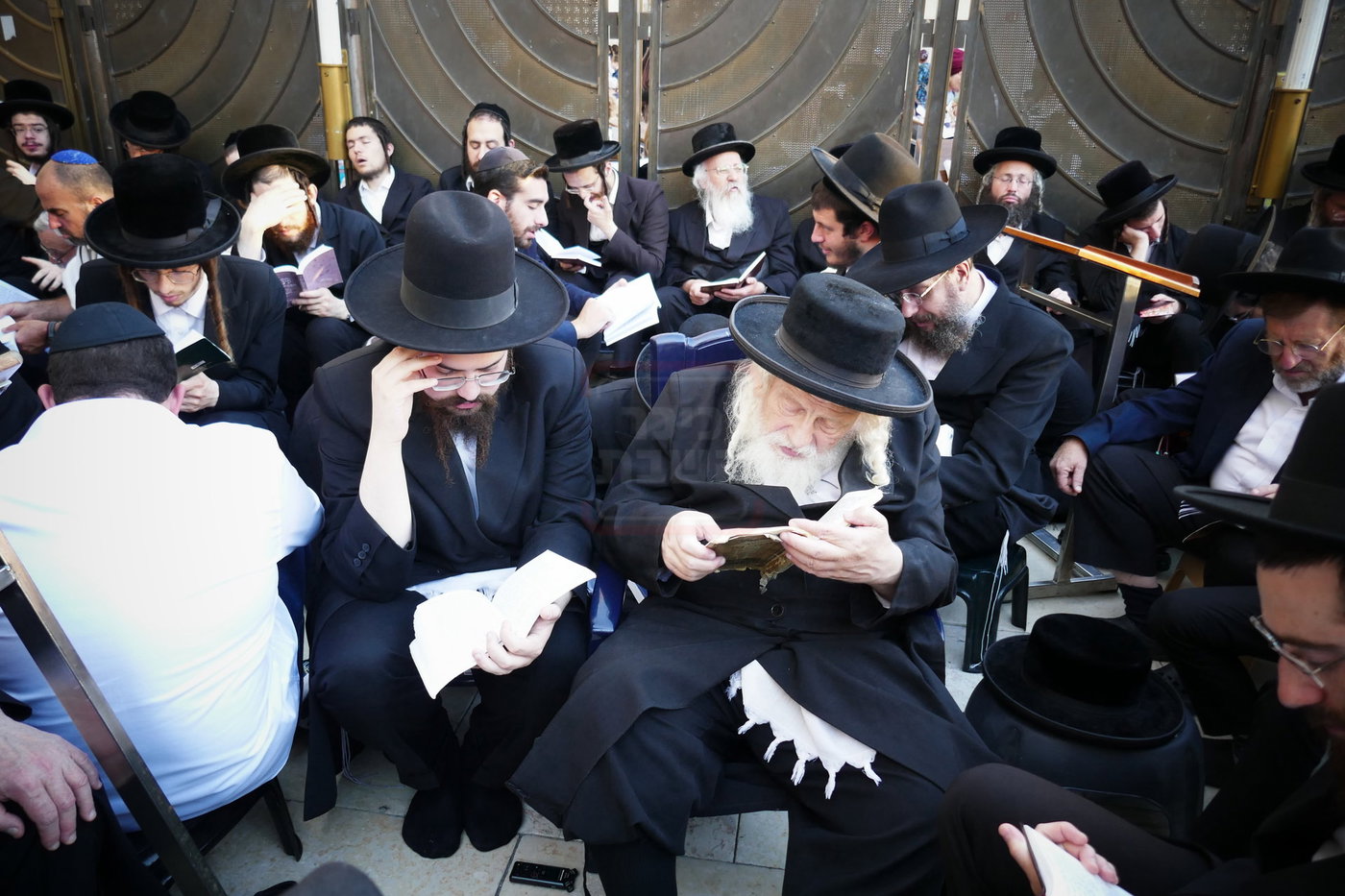 תשעה באב אצל הגה"צ רבי אביש ציינווירט