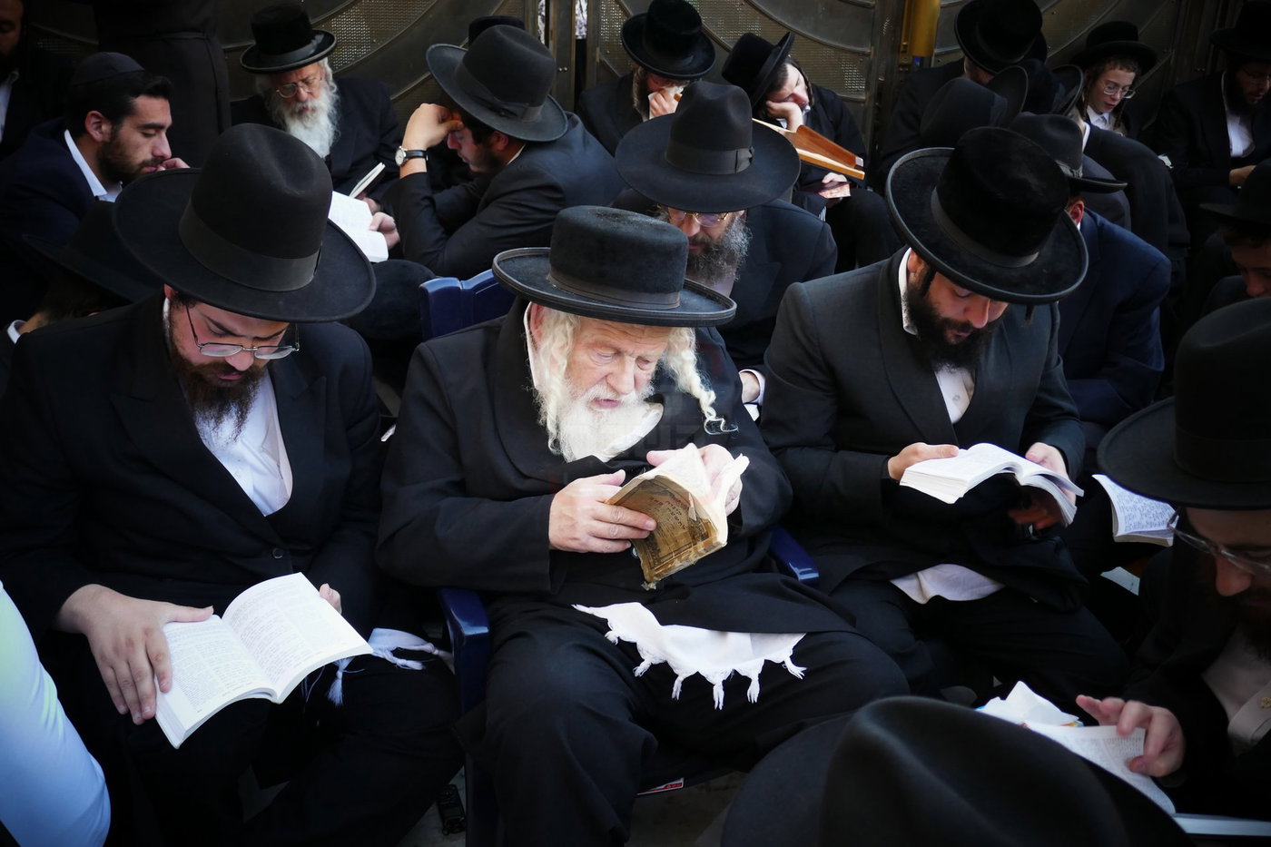 תשעה באב אצל הגה"צ רבי אביש ציינווירט