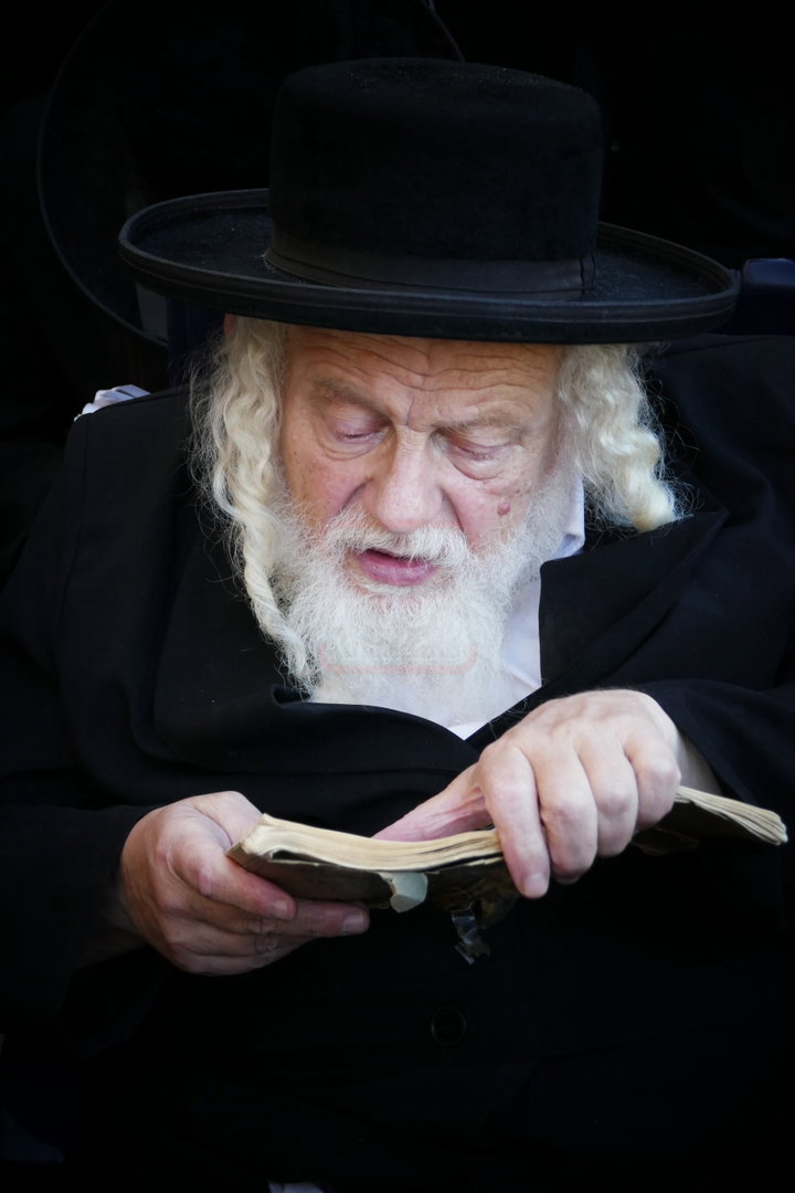 תשעה באב אצל הגה"צ רבי אביש ציינווירט