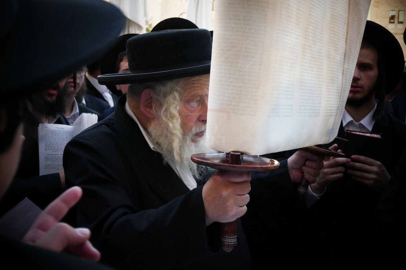 תשעה באב אצל הגה"צ רבי אביש ציינווירט