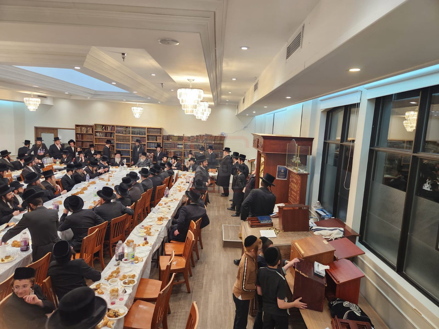 האדמו''ר מויז'ניץ מונטריאל בסיום במוצאי ט' באב בקאט סנט לוק