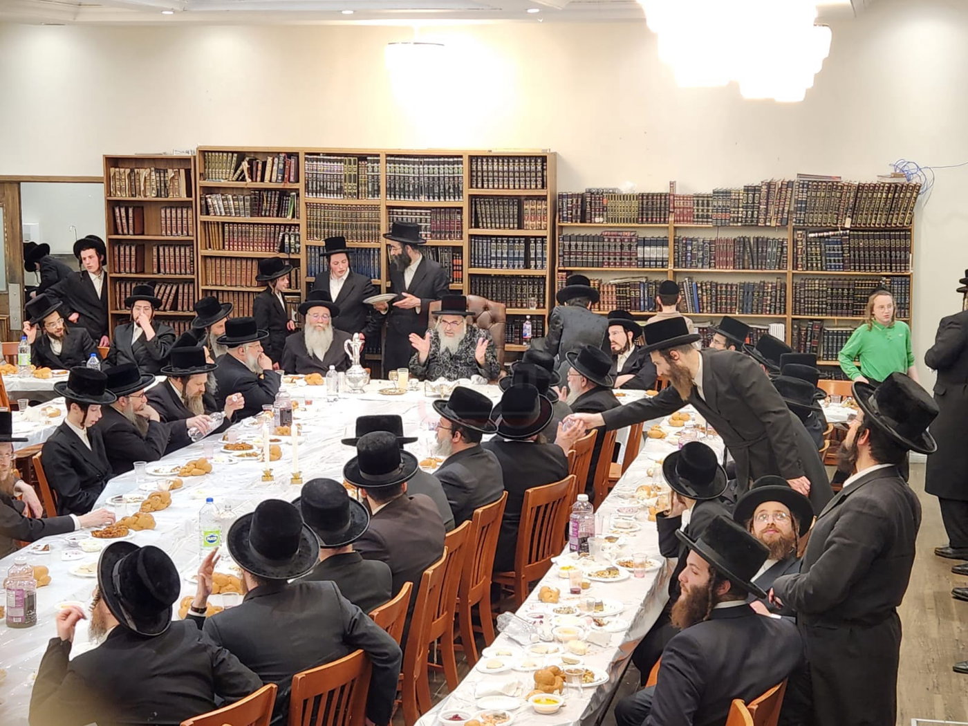 האדמו''ר מויז'ניץ מונטריאל בסיום במוצאי ט' באב בקאט סנט לוק