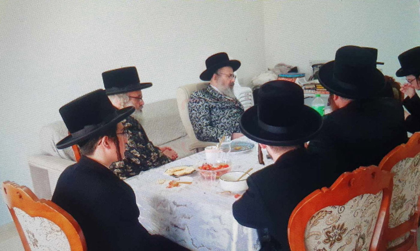 האדמו"ר מויז'ניץ בית שמש בביקור אצל אחיו האדמו"ר מויז'ניץ לונדון 