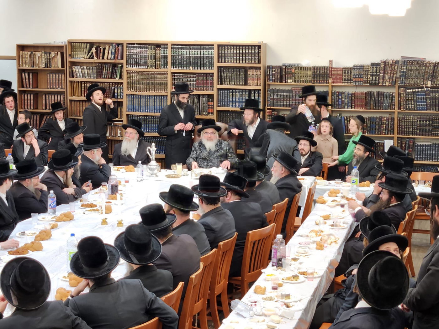האדמו''ר מויז'ניץ מונטריאל בסיום במוצאי ט' באב בקאט סנט לוק