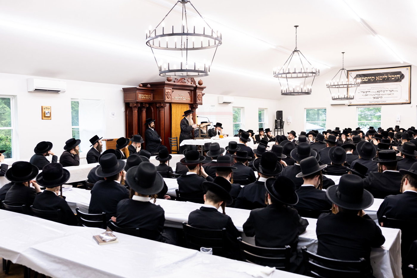 האדמו"ר מסאטמר בביקור במחנה ישבה קטנה בארא פארק
