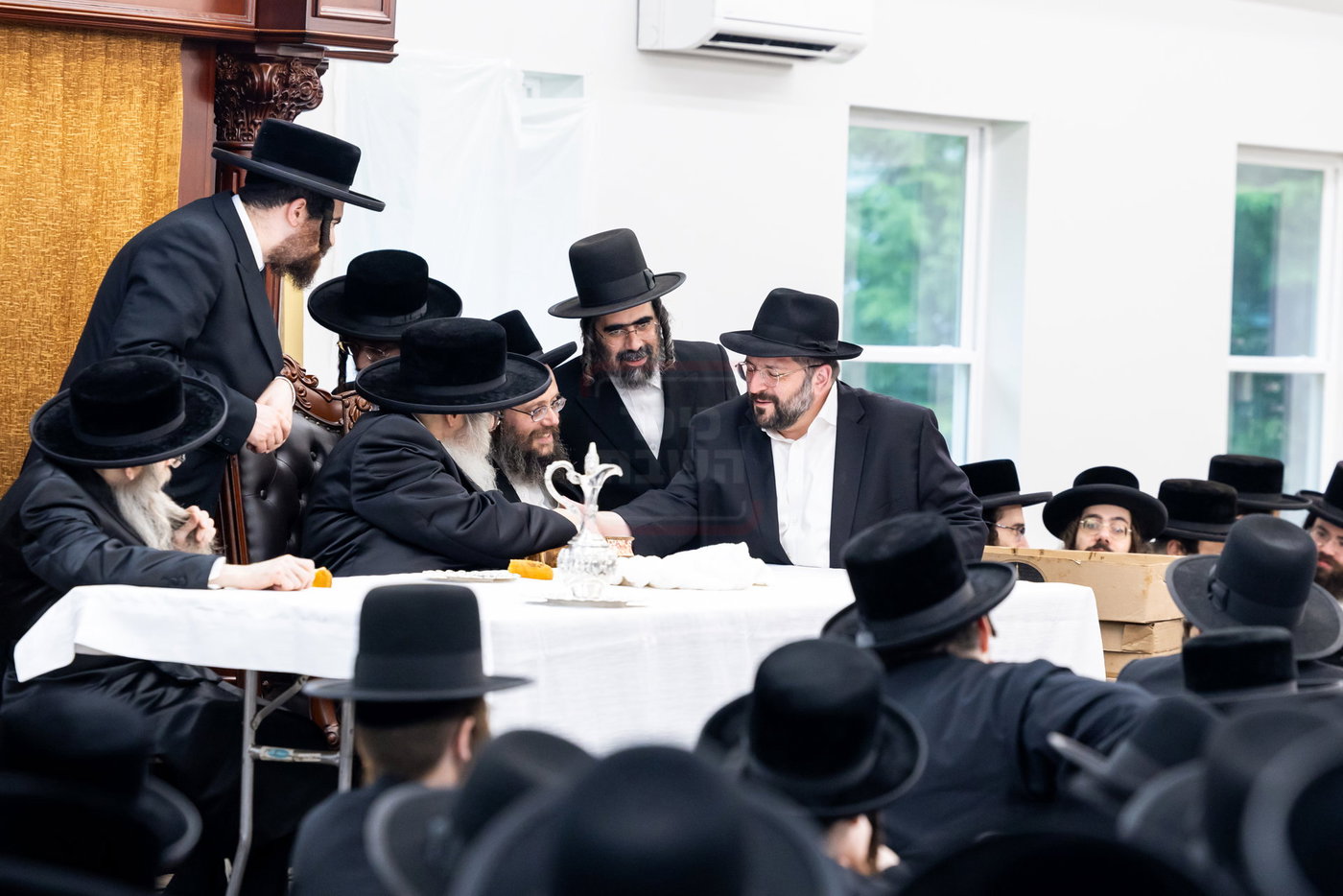 האדמו"ר מסאטמר בביקור במחנה ישבה קטנה בארא פארק