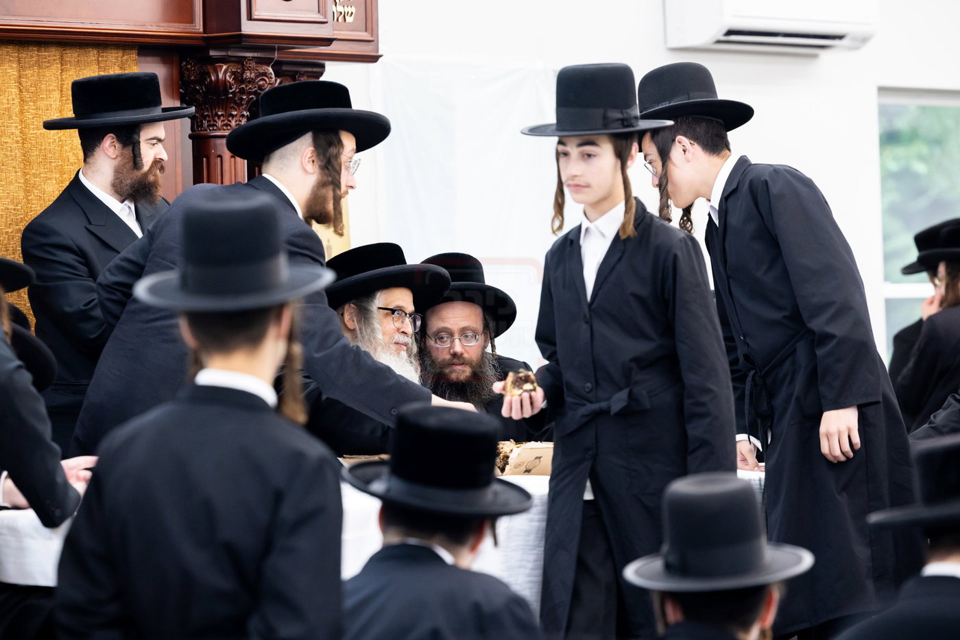 האדמו"ר מסאטמר בביקור במחנה ישבה קטנה בארא פארק