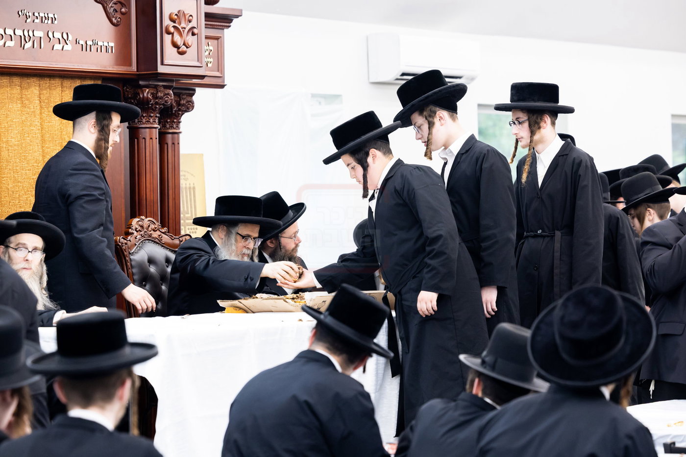 האדמו"ר מסאטמר בביקור במחנה ישבה קטנה בארא פארק