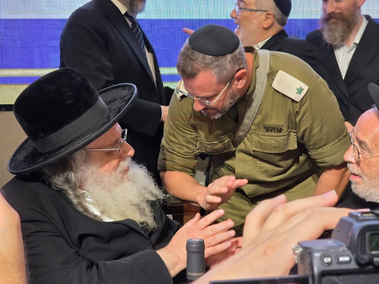 קרב הפייטנים בגלל 'אום כולת'ום' | 'זופניק בכיכר' עם כל התמונות, הנייעס והחשיפות של השבוע