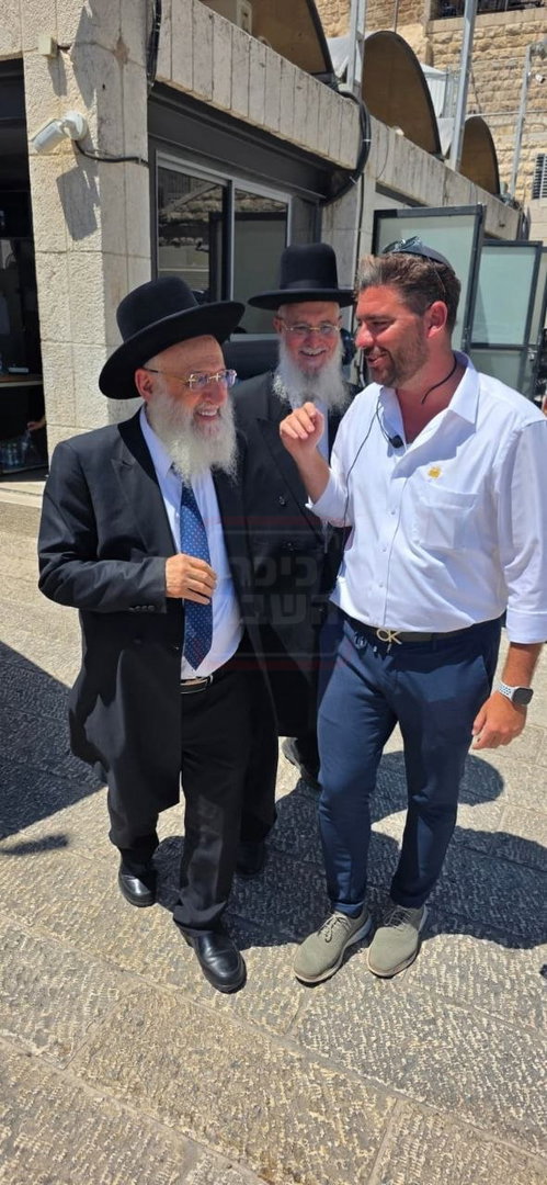 קרב הפייטנים בגלל 'אום כולת'ום' | 'זופניק בכיכר' עם כל התמונות, הנייעס והחשיפות של השבוע