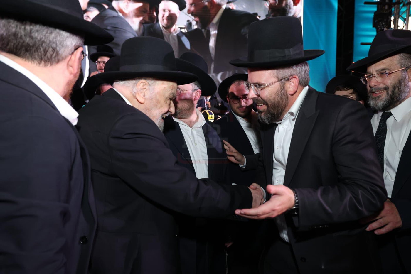 העיתונאי שנקלע לעימות אלים | 'זופניק בכיכר' עם כל התמונות, הנייעס והחשיפות של השבוע