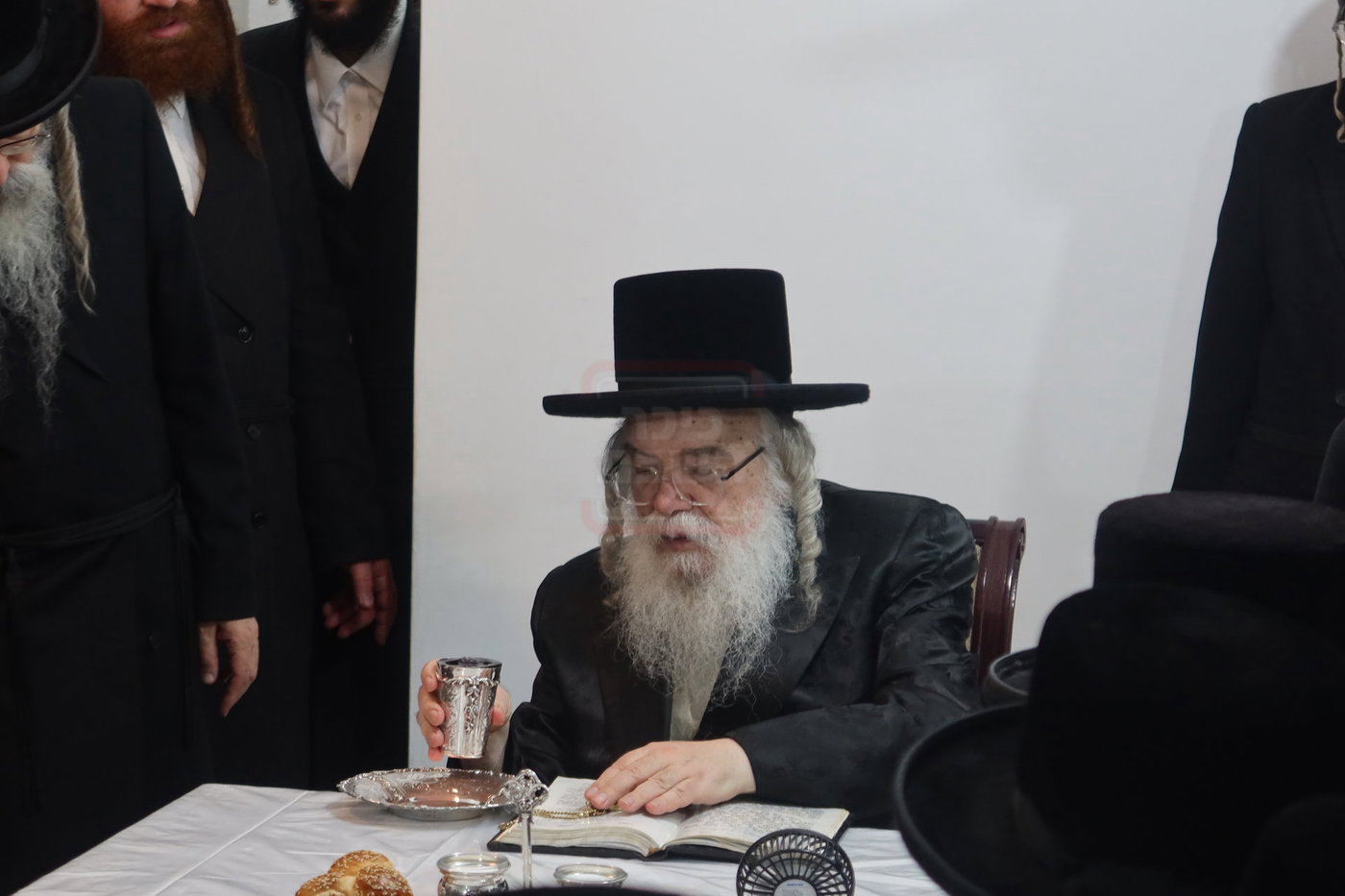 האדמו"ר מדארג בסעודת ר"ח בעמנואל