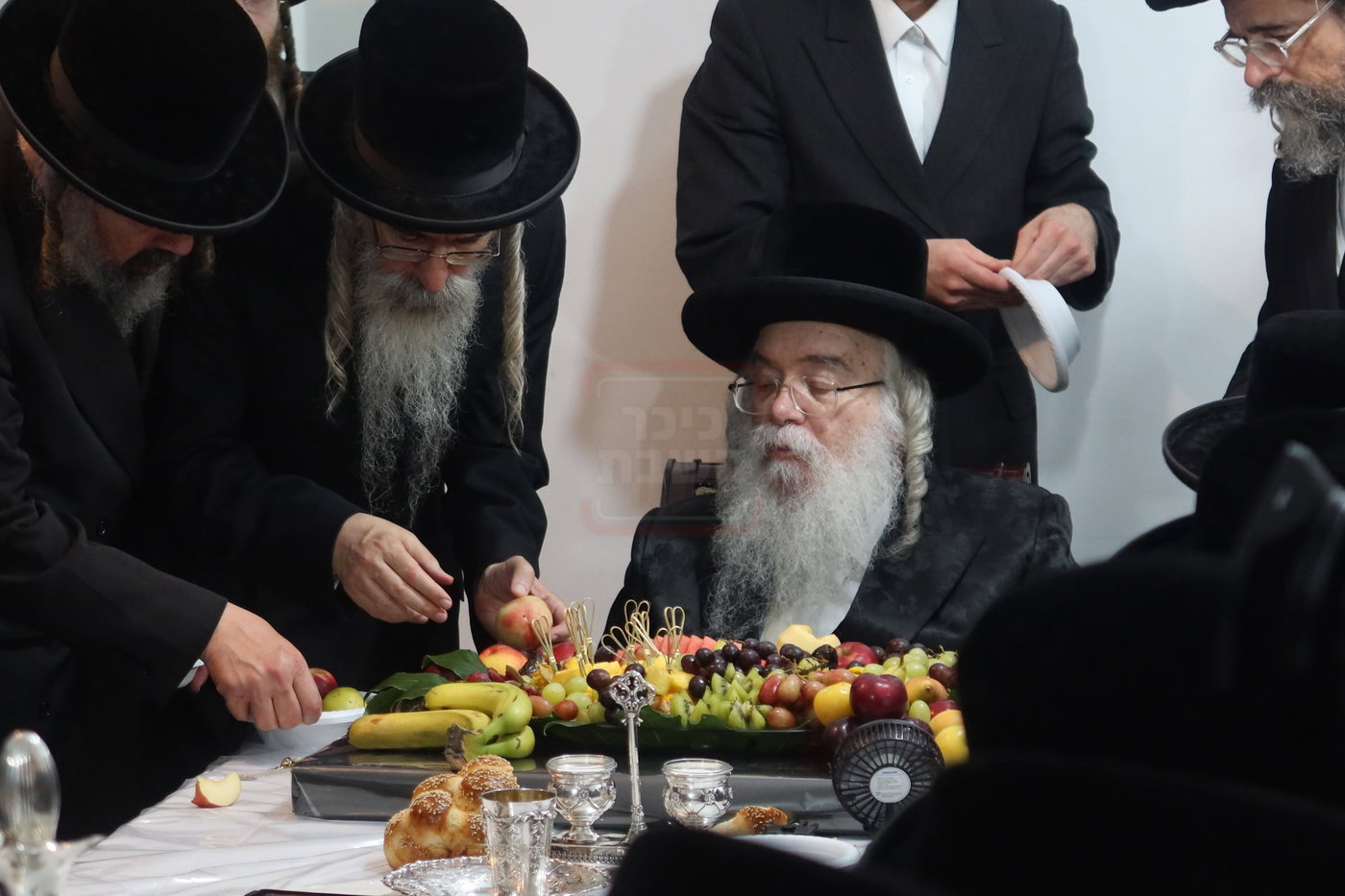 האדמו"ר מדארג בסעודת ר"ח בעמנואל