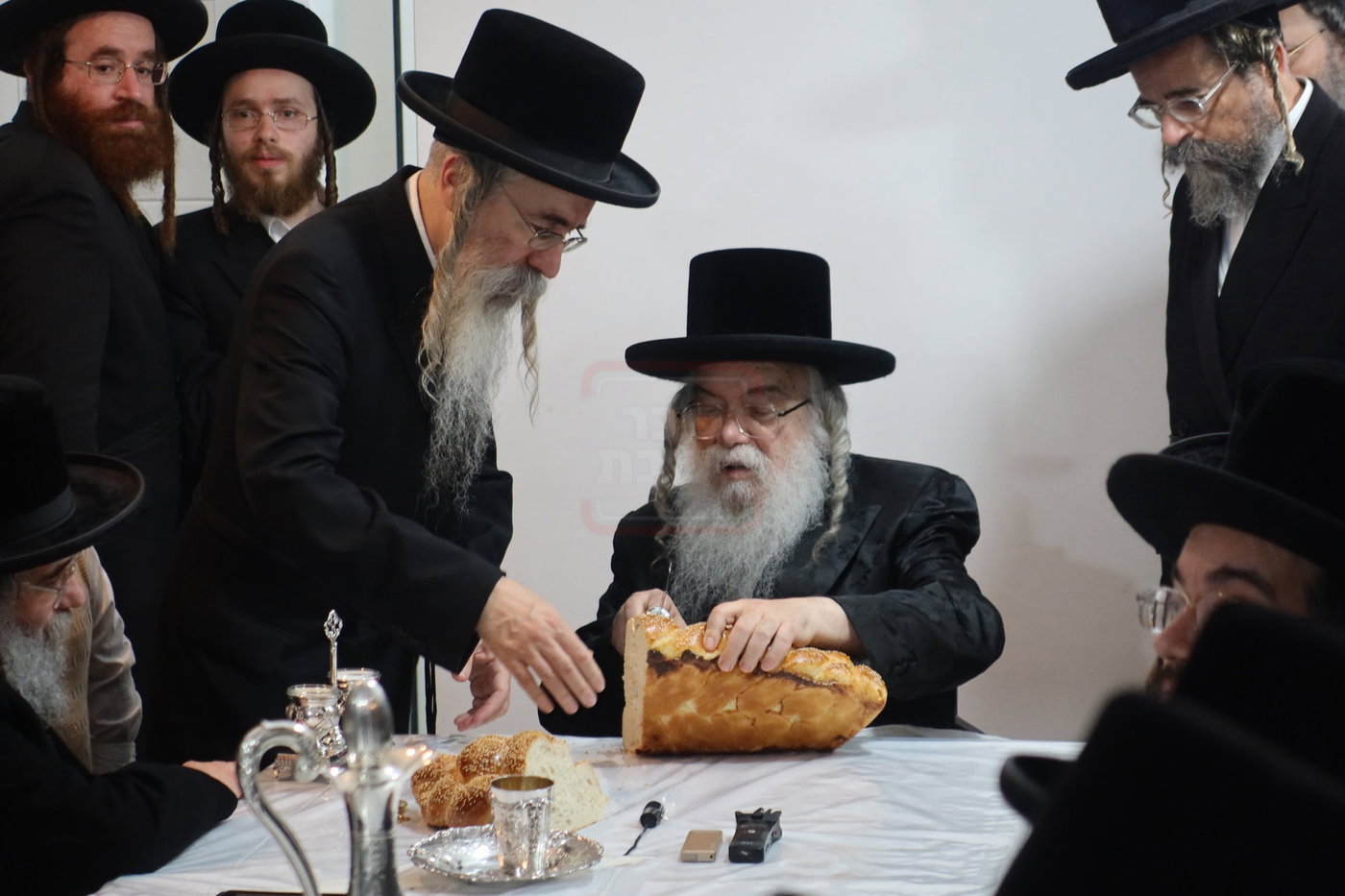 האדמו"ר מדארג בסעודת ר"ח בעמנואל
