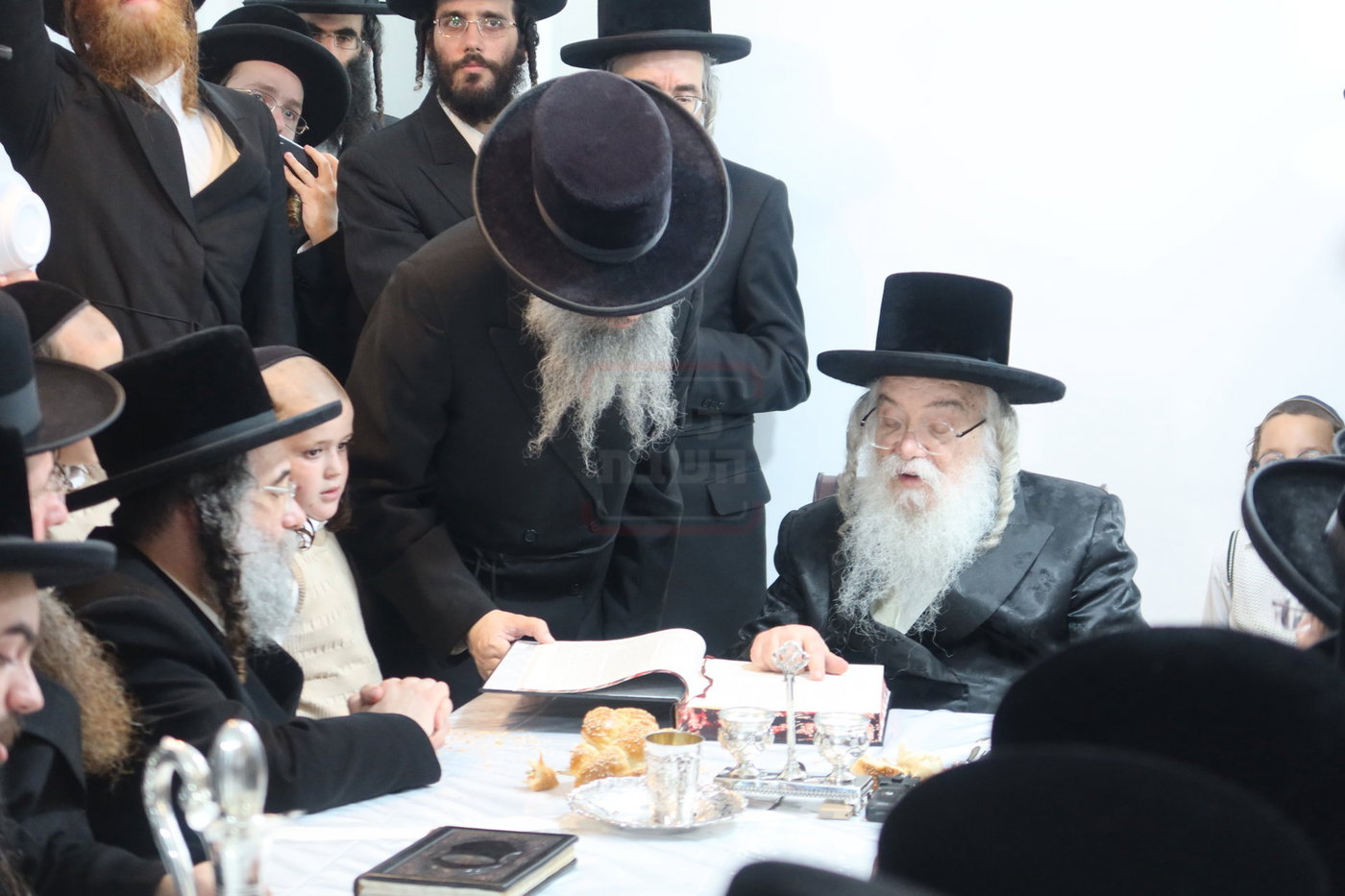 האדמו"ר מדארג בסעודת ר"ח בעמנואל
