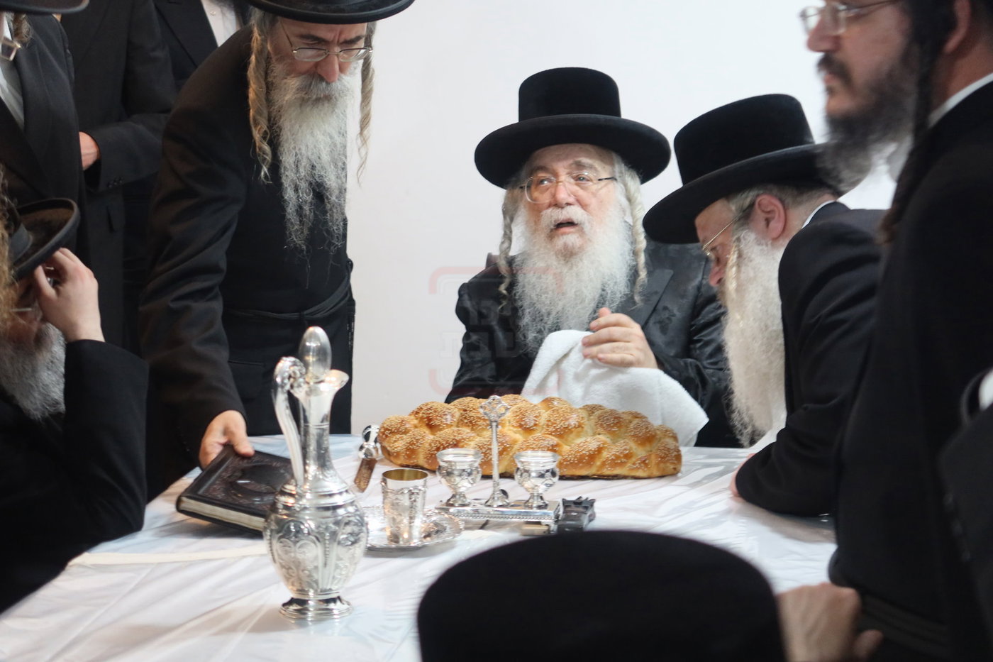 האדמו"ר מדארג בסעודת ר"ח בעמנואל