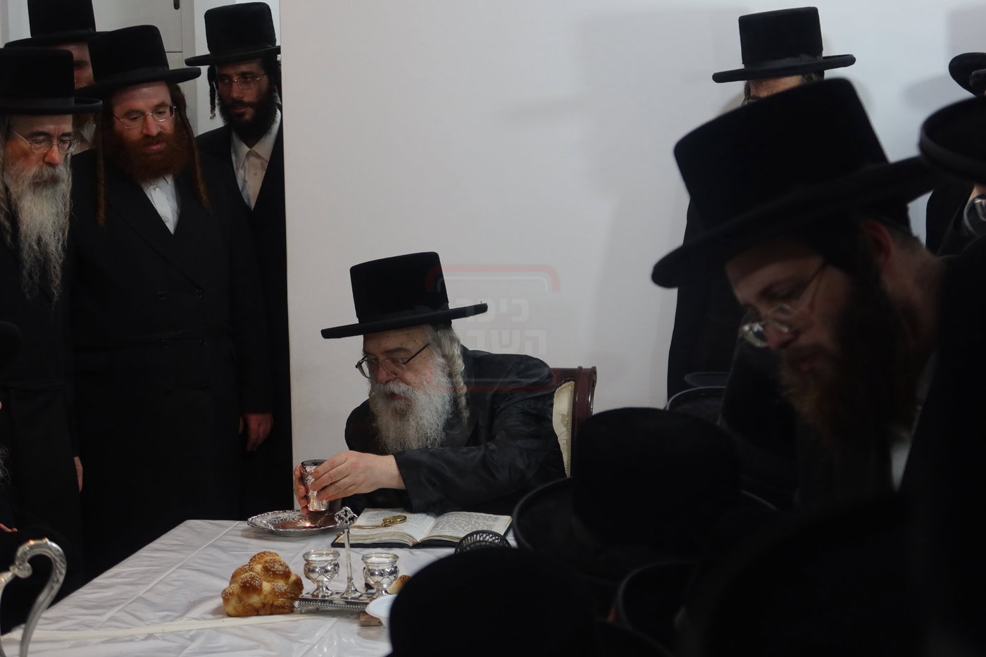 האדמו"ר מדארג בסעודת ר"ח בעמנואל