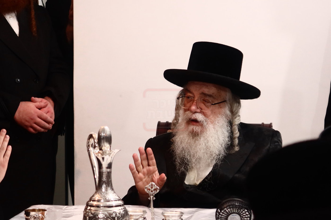 האדמו"ר מדארג בסעודת ר"ח בעמנואל