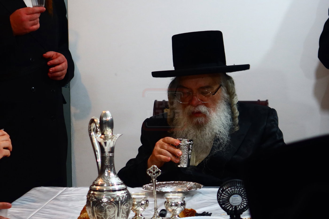 האדמו"ר מדארג בסעודת ר"ח בעמנואל