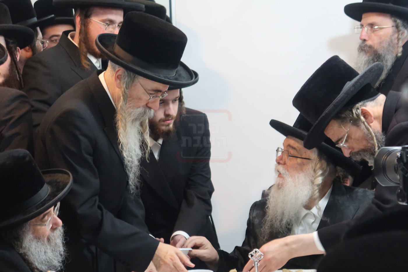 האדמו"ר מדארג בסעודת ר"ח בעמנואל