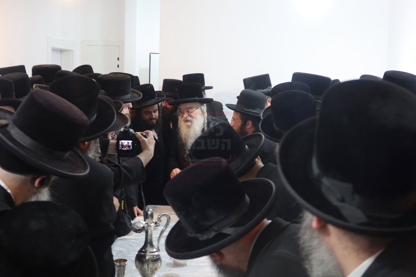 האדמו"ר מדארג בסעודת ר"ח בעמנואל