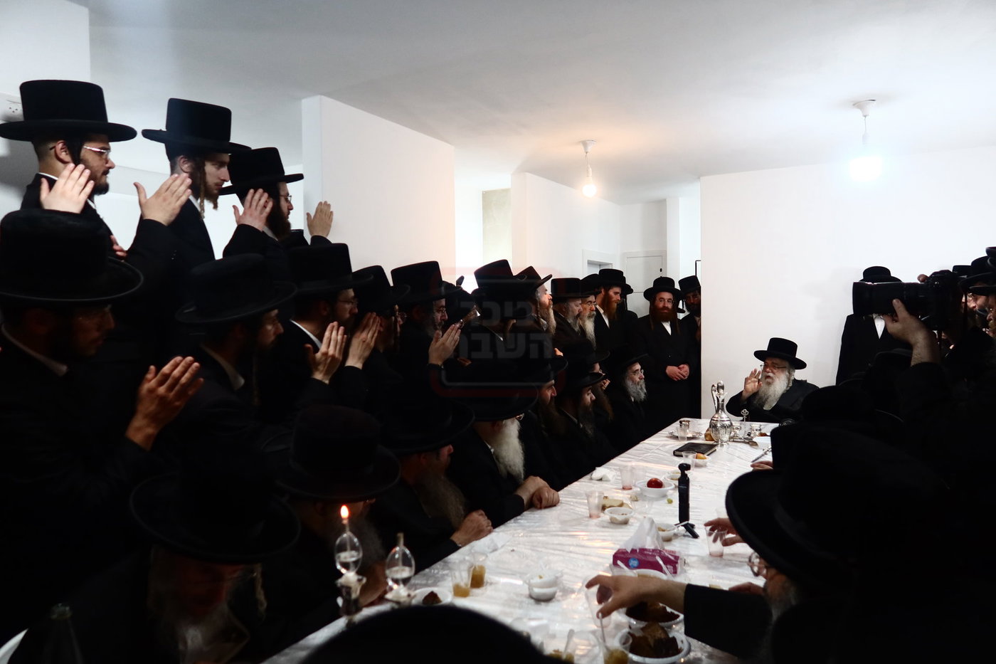 האדמו"ר מדארג בסעודת ר"ח בעמנואל