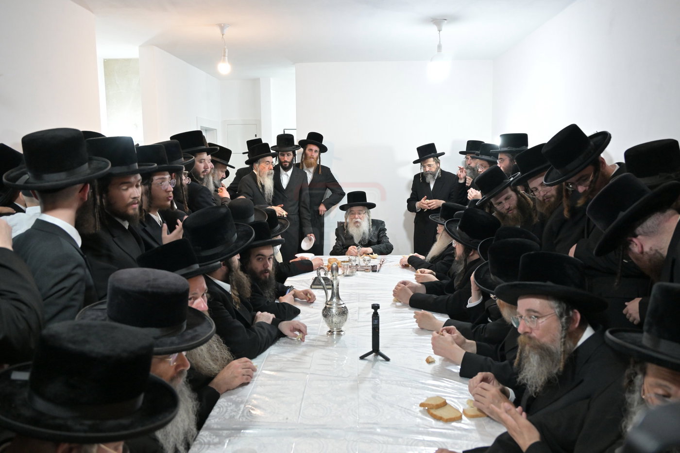 האדמו"ר מדארג בסעודת ר"ח בעמנואל 