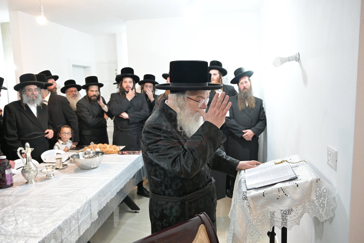 האדמו"ר מדארג בסעודת ר"ח בעמנואל 
