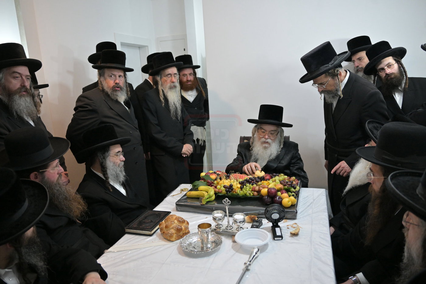 האדמו"ר מדארג בסעודת ר"ח בעמנואל 