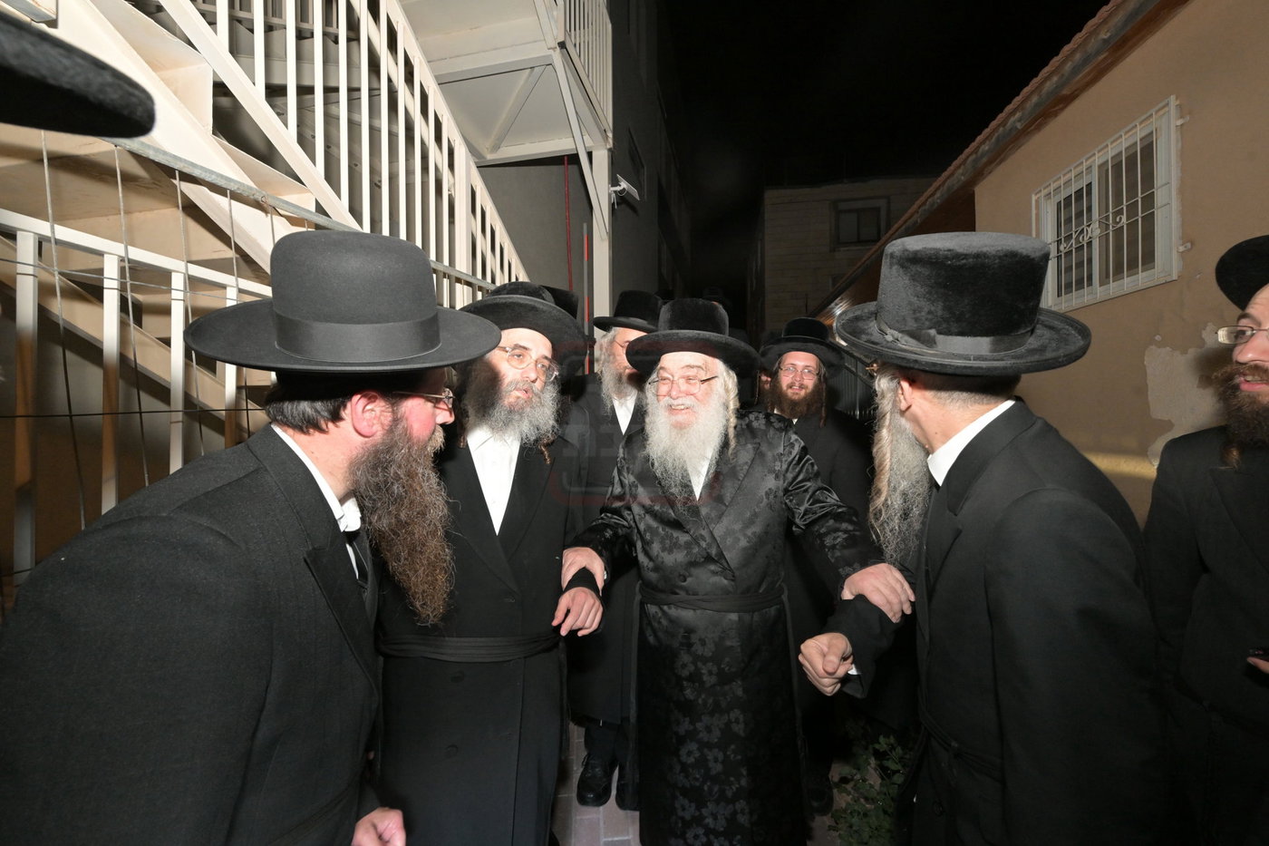 האדמו"ר מדארג בסעודת ר"ח בעמנואל 